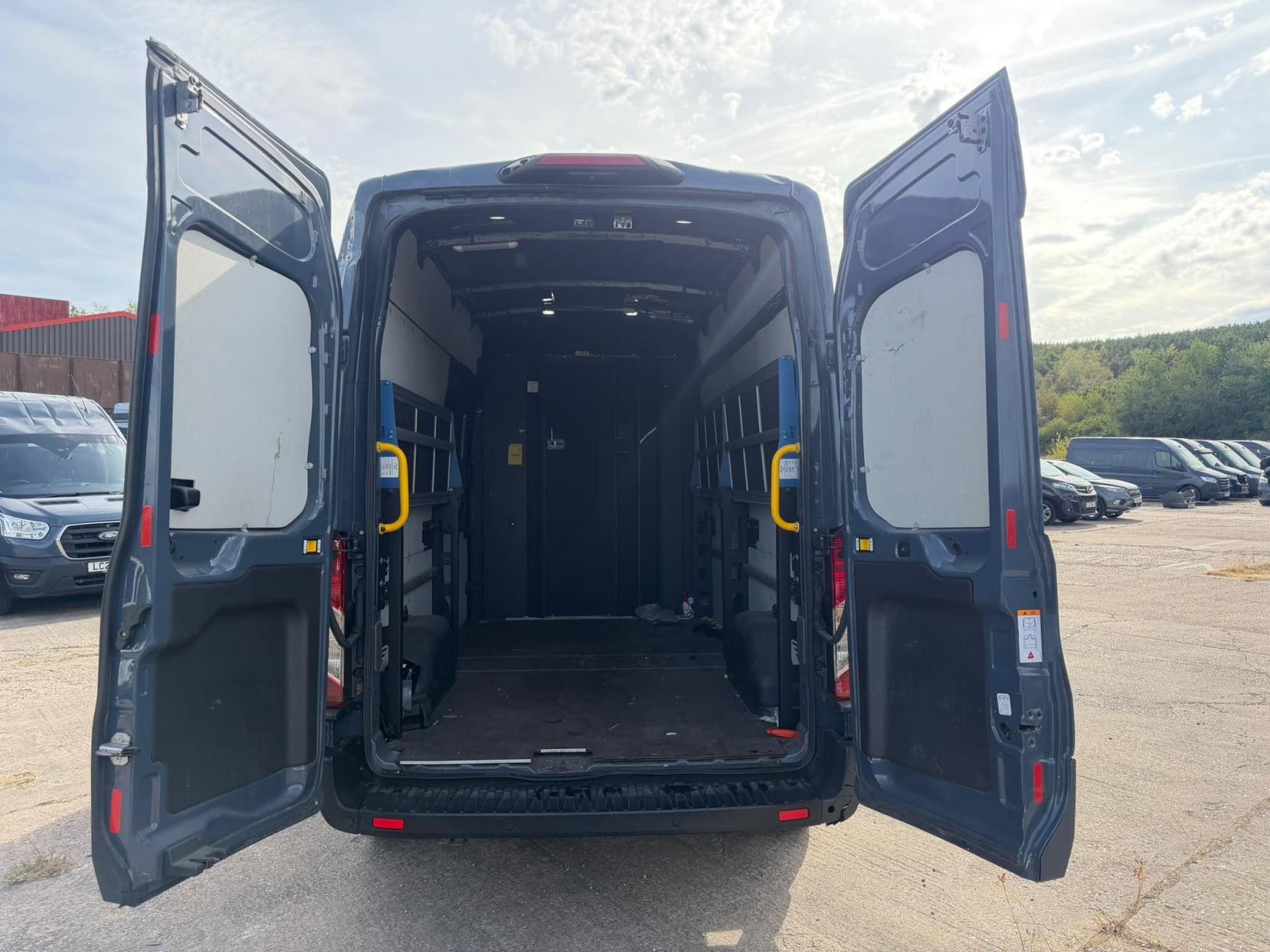 2021 Ford Transit 2.0 350 EcoBlue Trend FWD L3 H3 Euro 6 (s/s) 5dr - Thumbnail 15