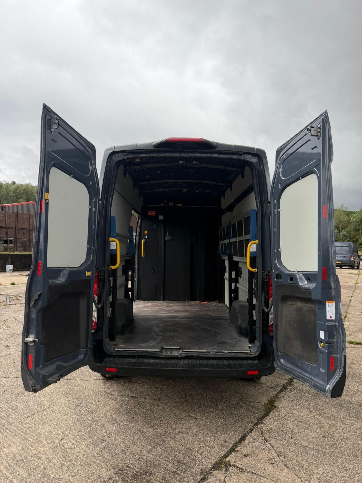 2021 Ford Transit 2.0 350 EcoBlue Trend FWD L3 H3 Euro 6 (s/s) 5dr - Thumbnail 15
