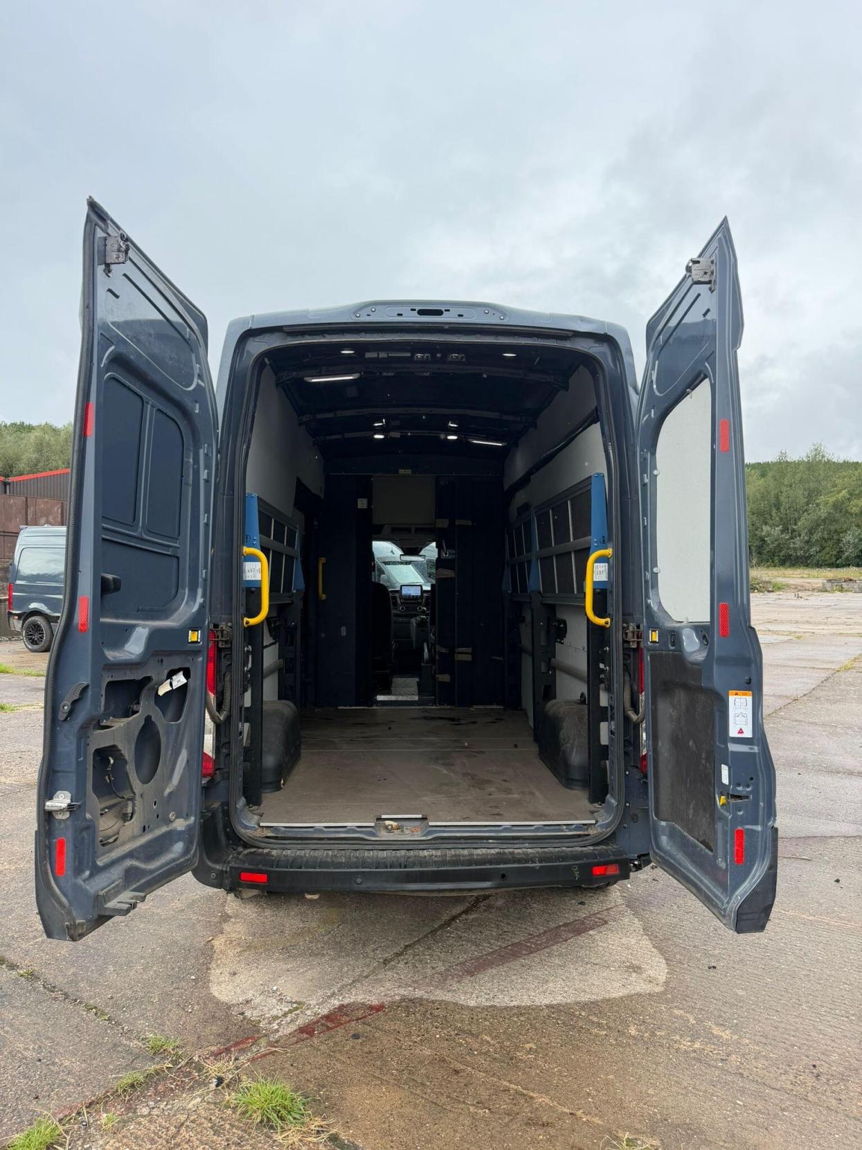 2021 Ford Transit 2.0 350 EcoBlue Trend FWD L3 H3 Euro 6 (s/s) 5dr - Thumbnail 16