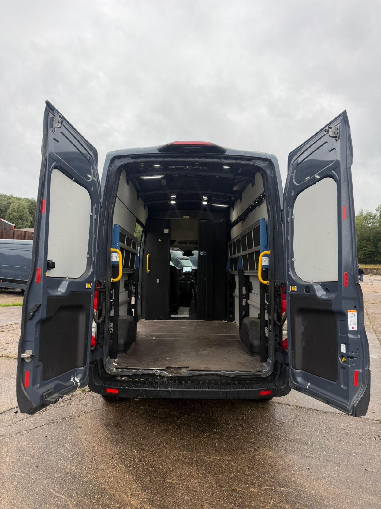 2021 Ford Transit 2.0 350 EcoBlue Trend FWD L3 H3 Euro 6 (s/s) 5dr - Thumbnail 15