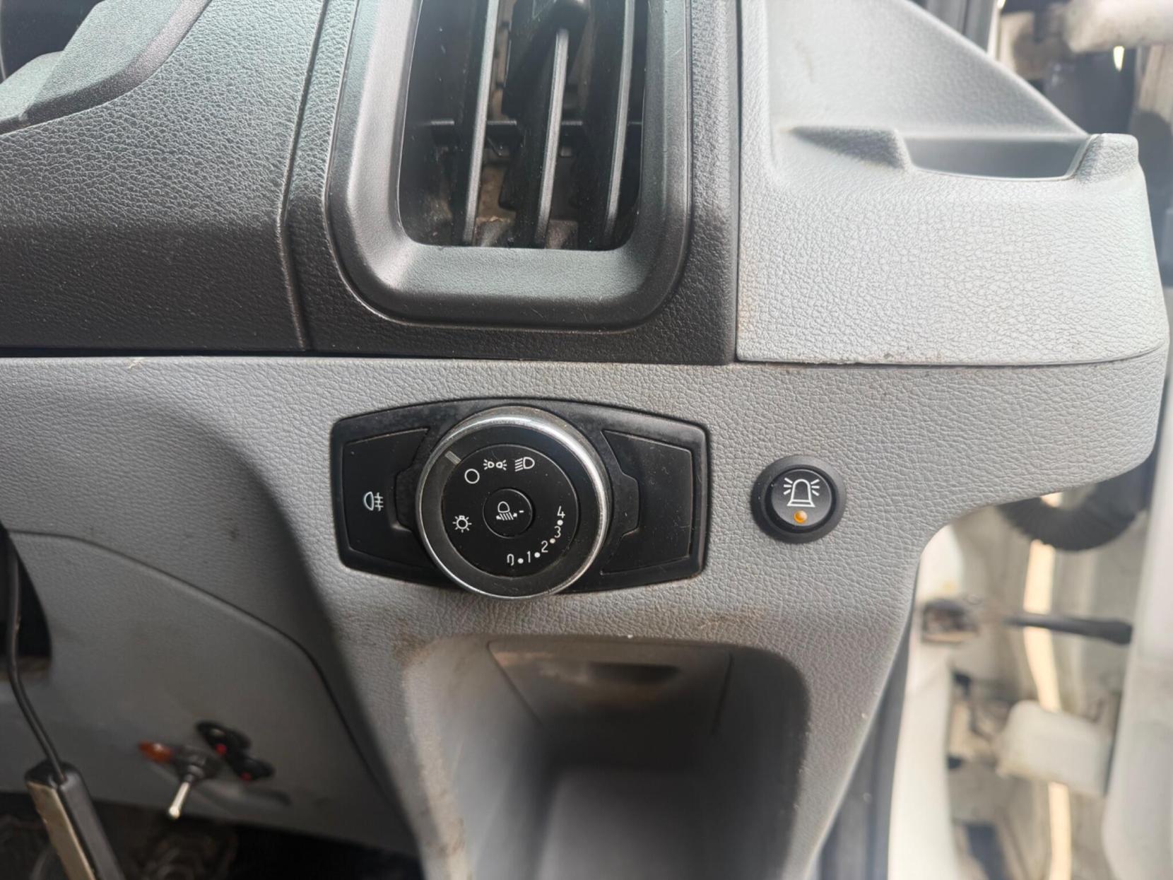 2016 Ford Transit 2.2 TDCi 350 RWD L3 H1 Euro 5 4dr (DRW) - Thumbnail 10