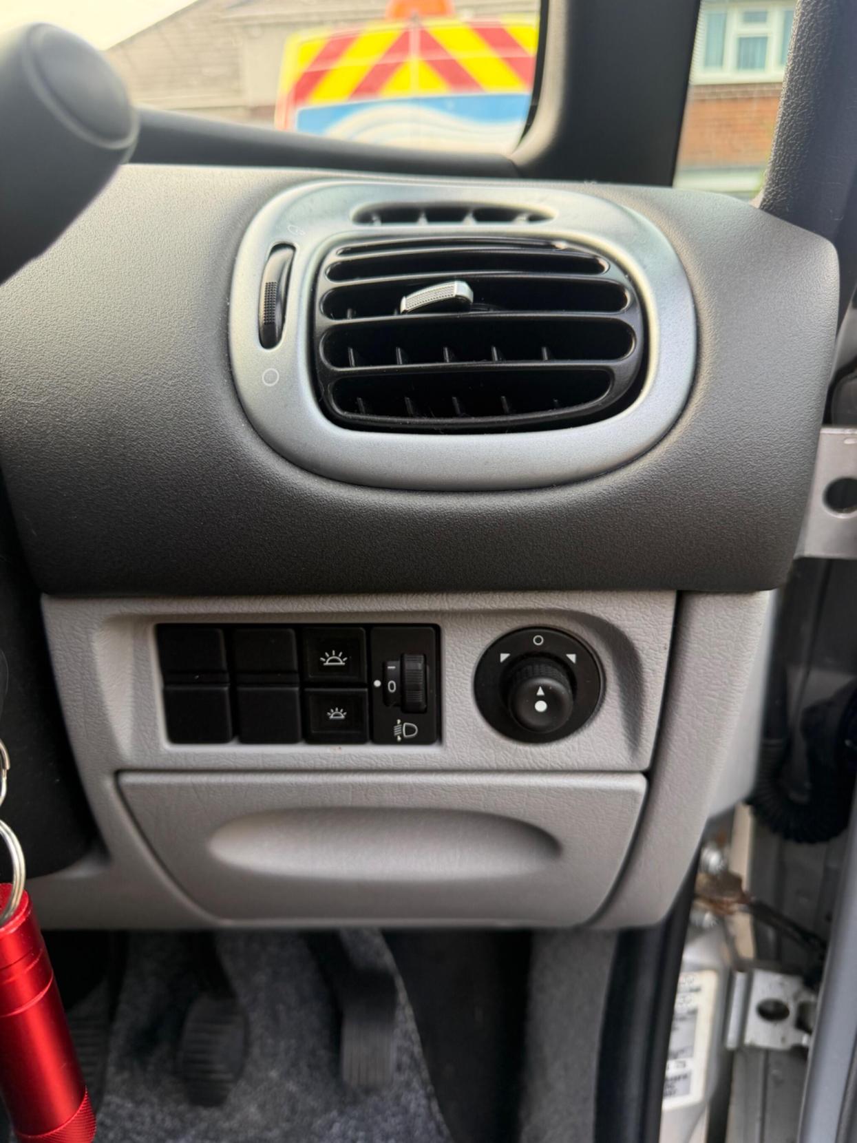 2006 Citroen Xsara Picasso 1.6i 16V Desire MPV 5dr Petrol Manual (172 g/km, 110 bhp) - Thumbnail 16