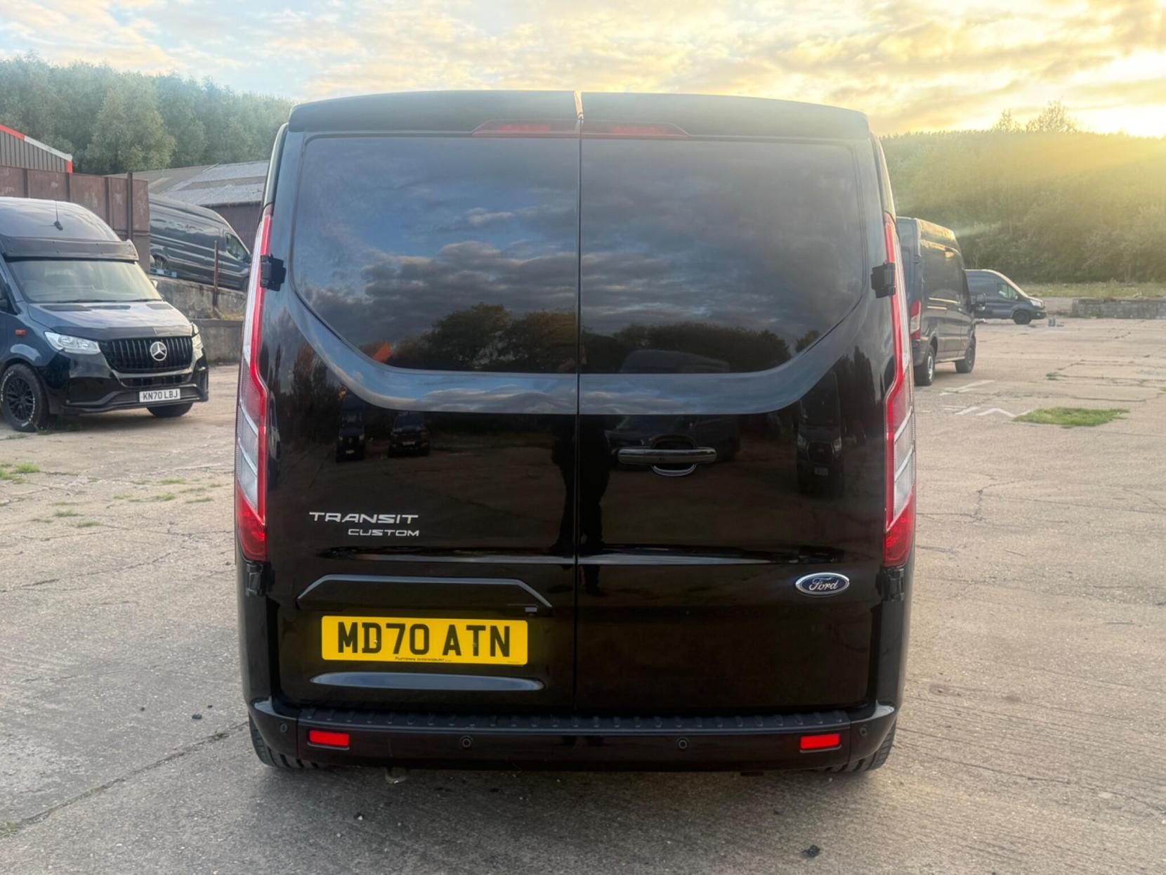 2021 Ford Transit Custom 2.0 320 EcoBlue Limited Crew Van Auto L2 H1 Euro 6 (s/s) 5dr - Thumbnail 6
