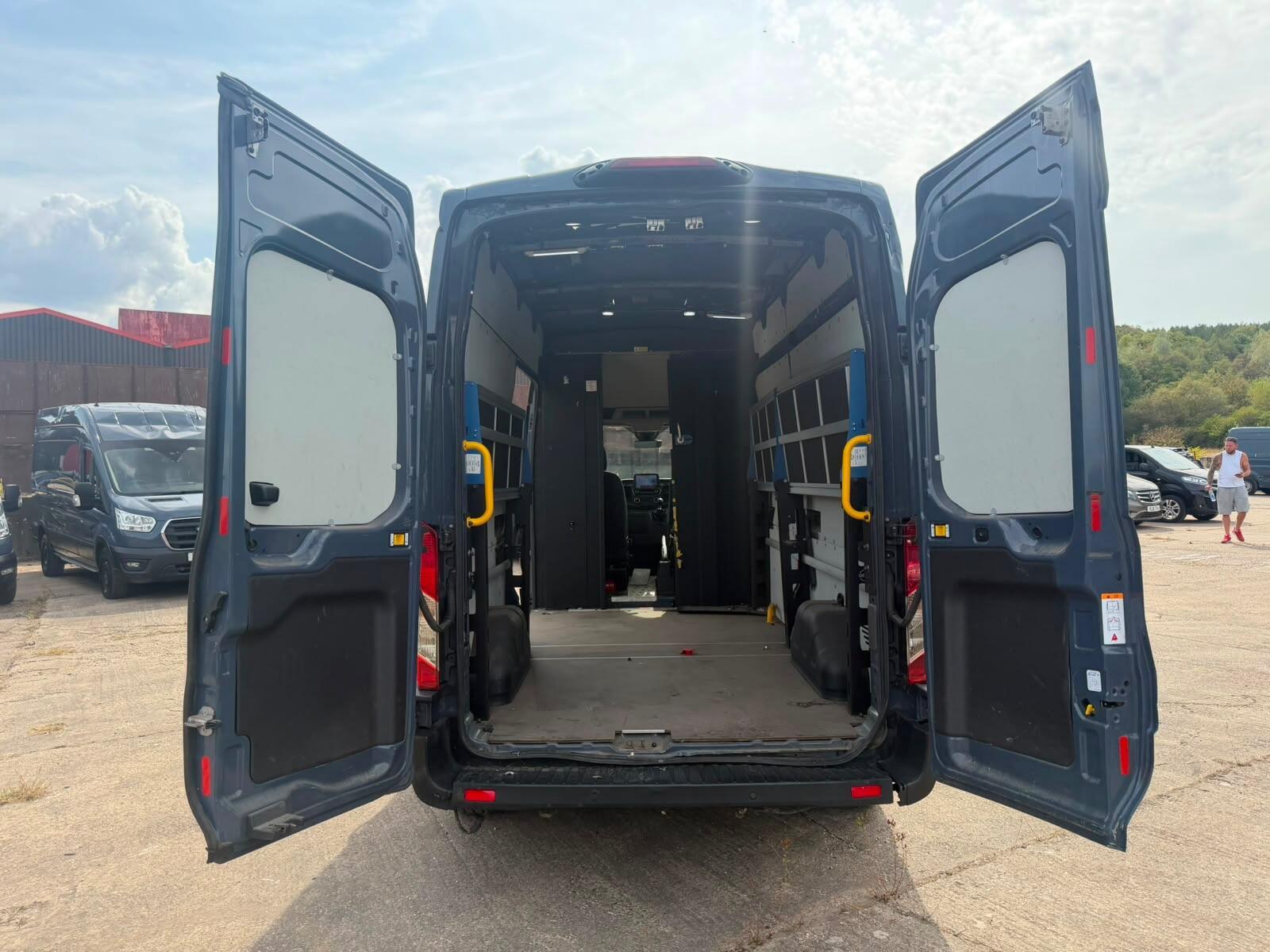 2021 Ford Transit 2.0 350 EcoBlue Trend FWD L3 H3 Euro 6 (s/s) 5dr - Thumbnail 15