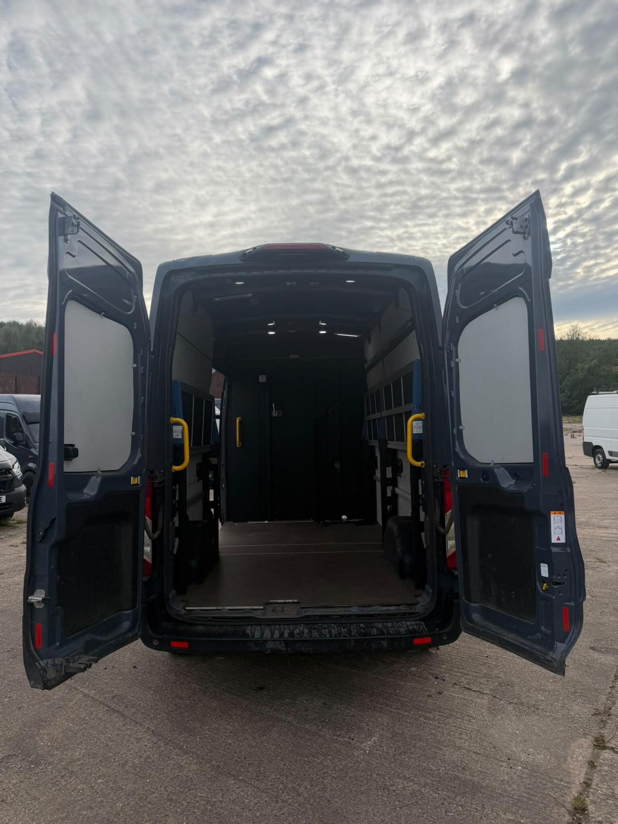 2021 Ford Transit 2.0 350 EcoBlue Trend FWD L3 H3 Euro 6 (s/s) 5dr - Thumbnail 15