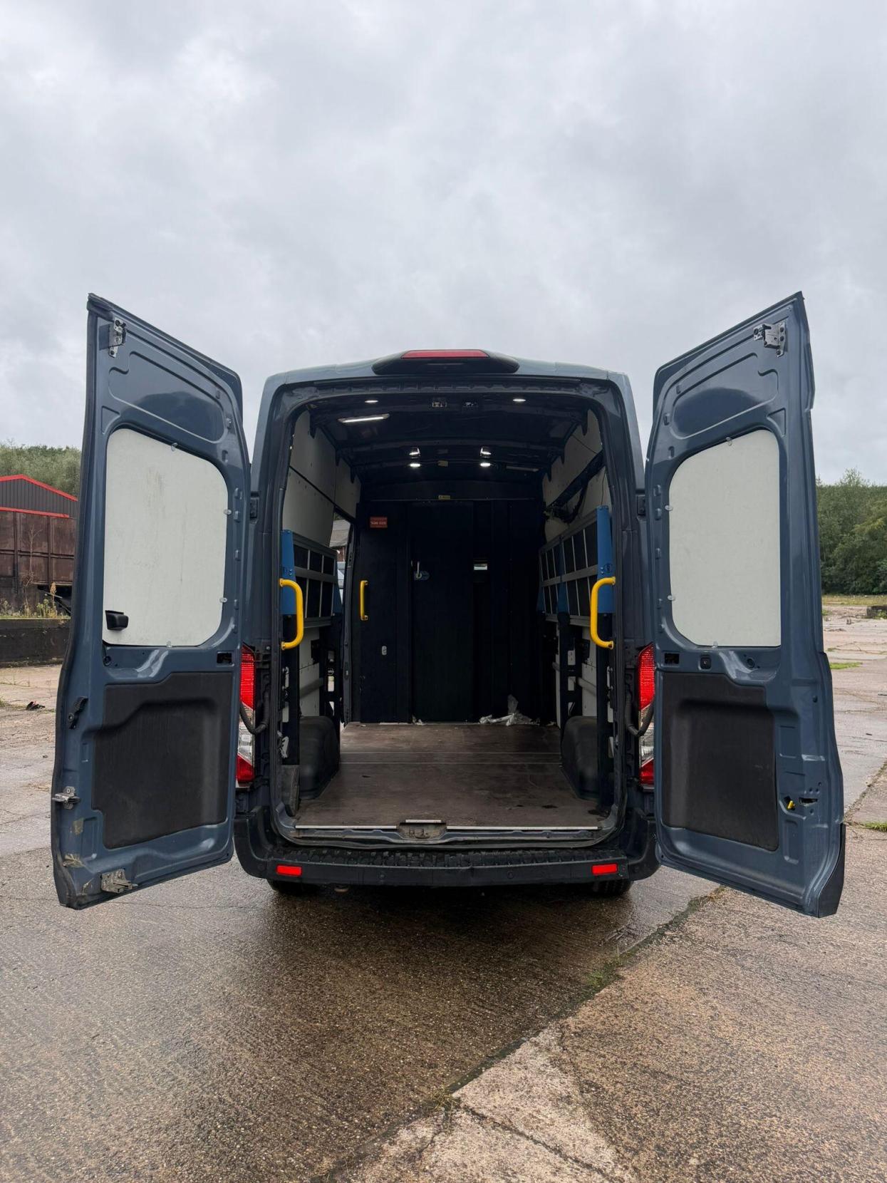 2021 Ford Transit 2.0 350 EcoBlue Trend FWD L3 H3 Euro 6 (s/s) 5dr - Thumbnail 15