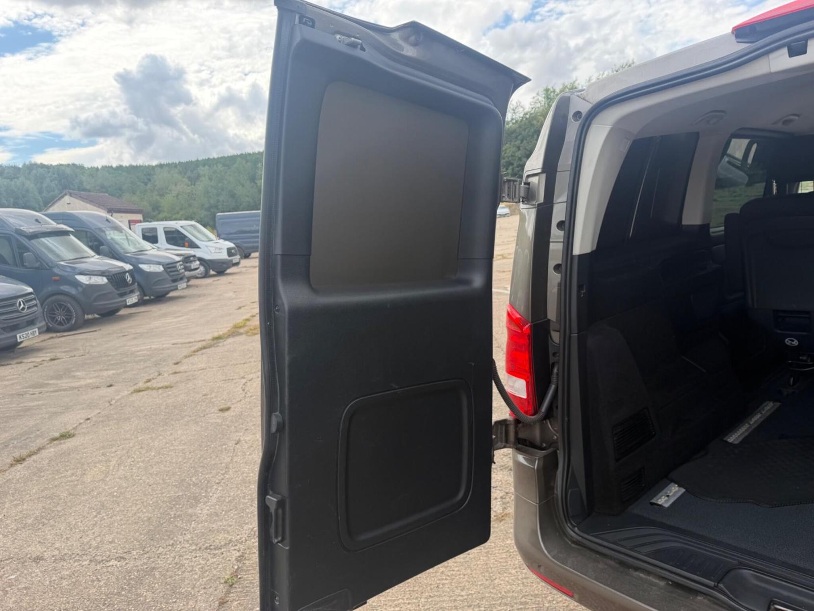 2016 Mercedes-Benz Vito 2.1 119 CDI BlueTEC Sport Crew Van G-Tronic+ RWD L2 Euro 6 (s/s) 5dr (LWB) - Thumbnail 21