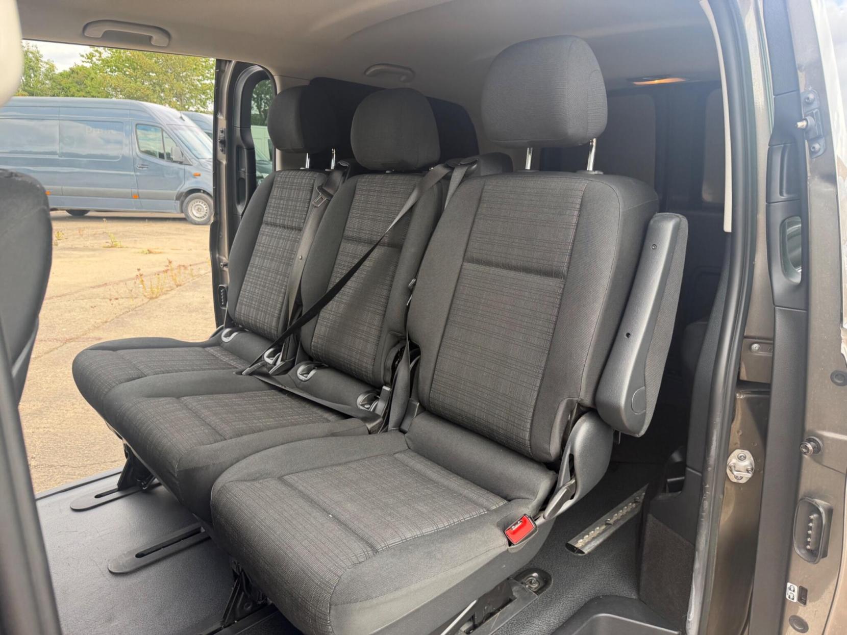 2016 Mercedes-Benz Vito 2.1 119 CDI BlueTEC Sport Crew Van G-Tronic+ RWD L2 Euro 6 (s/s) 5dr (LWB) - Thumbnail 26